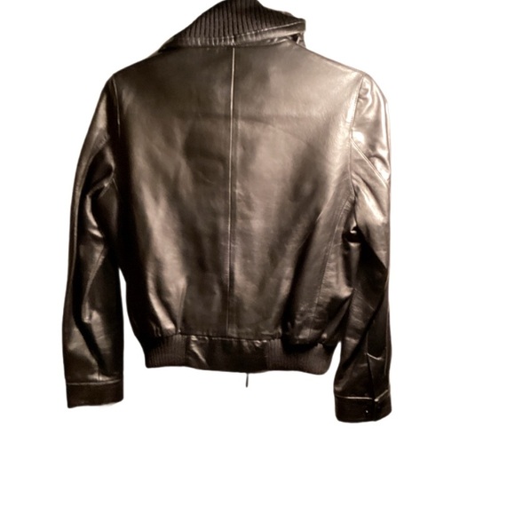 Holt Renfrew Sleek Black Cropped Pockets Leather Jacket with Timeless Appeal S - Picture 3 of 5